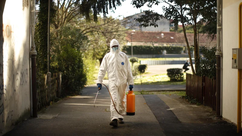 Fotografija: Vlada je na seji ugotovila, da je zakon o nalezljivih boleznih, ki je eno temeljnih pravnih orodij za spopad z epidemijo novega koronavirusa, potreben večjih dopolnil in popravkov. FOTO: Jure Eržen