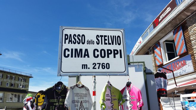 Na Giru so se kolesarji prvič na Stelvio povzpeli leta 1953. Tedaj je bil najhitreje na vrhu Fausto Coppi, zato po njem še vedno podeljujejo nagrado cima coppi za kolesarja, ki prvi prevozi najvišji vrh na dirki. Foto Špela Javornik/Delo