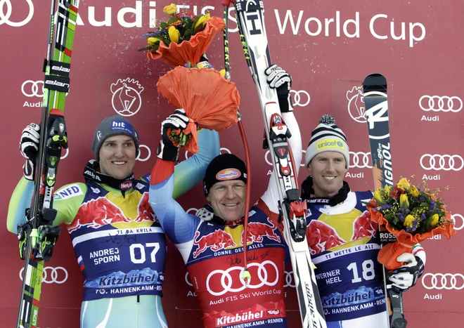 Tuidi za Slovenijo je bil prizor iz Kitzbühla 2010 nepozaben: zmagal je Didier Cuche, tik pod njim je bil naš smukač Andrej Šporn (levo), 3. mesto je pripadlo italijanskemu reprezentnatu Wernerju Heelu. FOTO: Reuters