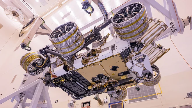 Rover Perseverance je opremljen tudi z letečim plovilom (viden na sredini spodnjega dela). FOTO: NASA/JPL-Caltech