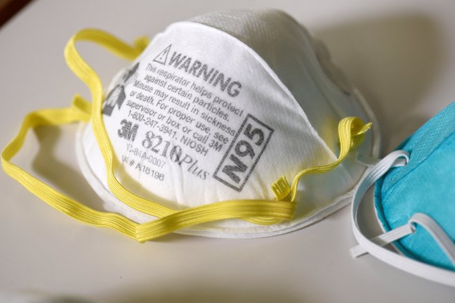 ZDA bodo zaradi nagle rasti okužb s koronavirusom in potrebe po zaščitni opremi proizvedle 39 dodatnih kosov zaščitnih mask tipa N95. FOTO: Reuters