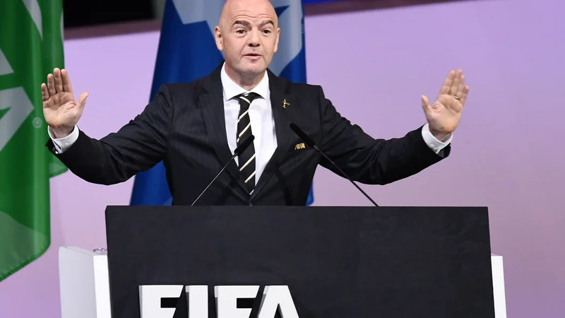 Fotografija: Fifa, ki jo vodi predsednik Gianni Infantino, išče nogometne rešitve za nastali položaj po izbruhu koronavirusa. FOTO: AFP