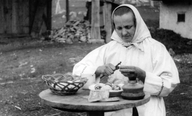 Belokranjica pri pisanju pisanic, 1930. Foto Branko Babič