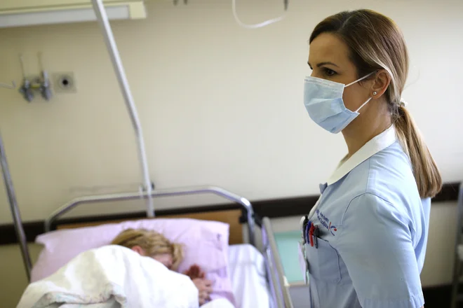 Zdajšnje razmere dokazujejo, da sta izobražen kader v zdravstveni negi in zadostno število izvajalcev nujna, poudarja Monika Ažman.<br />
FOTO: Tomi Lombar