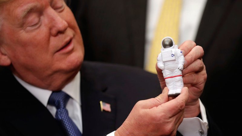 Fotografija: Ameriški predsednik Donald Trump je podpisal ukaz, ki je ameriškim podjetjem odprl »sezono lova« v vesolju. FOTO: Reuters