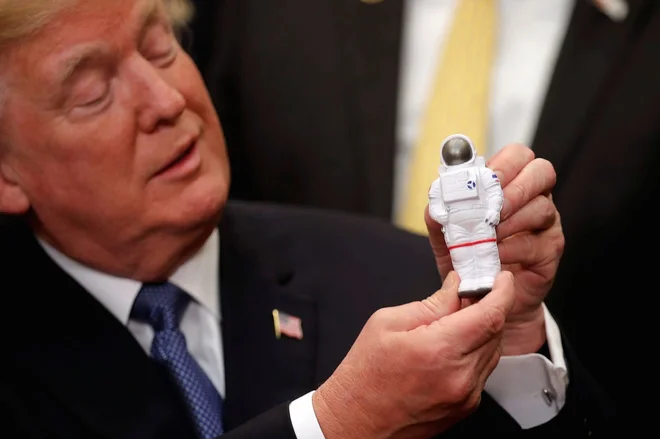 Ameriški predsednik Donald Trump je podpisal ukaz, ki je ameriškim podjetjem odprl &raquo;sezono lova&laquo; v vesolju. FOTO: Reuters