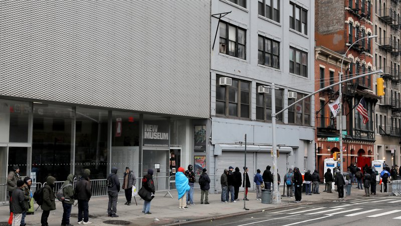 Fotografija: Že konec marca so se ljudje vrstili pred newyorško ustanovo za pomoč brezdomcem The Bowery Mission, na velikonočno nedeljo jih je prišlo še več. Foto Andrew Kelly Reuters
