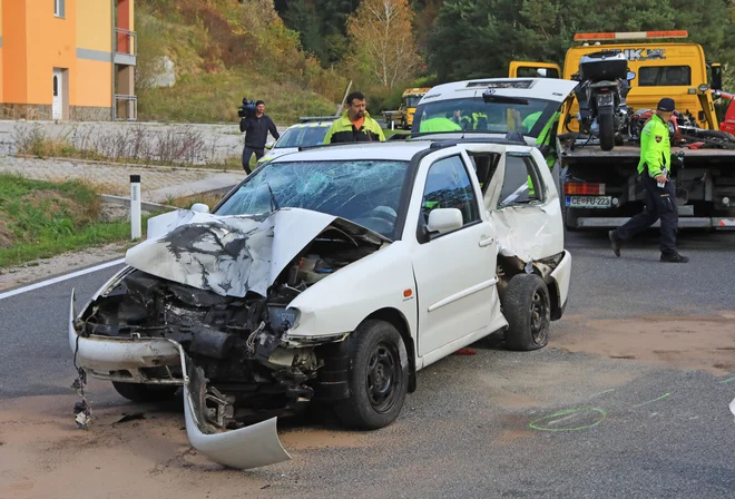 Ker se zaradi vladnih omejitev manj vozimo je tudi manj prometnih nesreč, posledično pa zavarovalnice beležijo manj škodnih primerov kot običajno. Foto: Tadej Regent