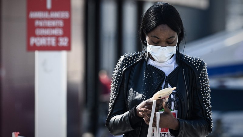Fotografija: Podatki, ki jih zbirajo mobilni telefoni, bi bili v odgovornih rokah izjemno uporabni pri zajezitvi epidemij. FOTO: AFP