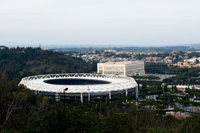 Olimpijski štadion v Rimu je bil predviden za prvo tekmo letošnjega evropskega prvenstva, nekateri želijo na njem odigrati preostale tekme sezone v serie A. FOTO: AFP