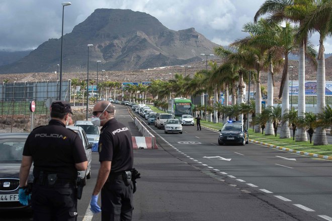 Nekateri v Španiji razmišljajo tudi o selitvi tekem primere division na Kanarske otoke. Na fotografiji prizor z Las Palmasa. FOTO: AFP