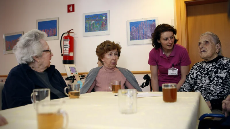 Fotografija: Ljudje z demenco imajo težave  z razumevanjem prepovedi druženja, zakaj se ne bi smeli družiti, zakaj se ne bi smeli podati v trgovino ali po drugih opravkih. FOTO: Uroš Hocevar