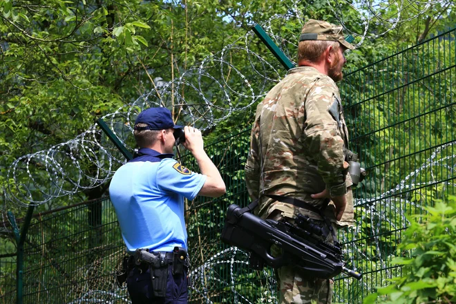Ne glede na (ne)podelitev policijskih pooblastil pripadnikom Slovenske vojske ti že podpirajo policijo pri preprečevanju nezakonitih migracij, in sicer dnevno z zmogljivostjo v velikosti dveh pehotnih čet, kar je do 180 pripadnikov Slovenske vojske v dveh izmenah. FOTO: Tomi Lombar