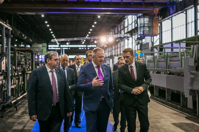 Peč je na Ravne na Koroškem dostavilo podjetje Ebner, trasnportni sistem za nalaganje in razlaganje materiala pa je delo sestrske družbe SIJ Ravne Systems. FOTO: Tadej Regent/Delo