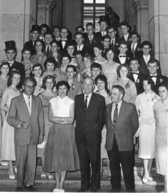 »Nismo vedeli, kam nas bo nesla poklicna pot, odprta so nam bila vsa vrata,« so povedali zadnji maturanti osemletne klasične gimnazije v Ljubljani iz leta 1958. Na fotografiji so s profesorji, z leve: Lojzetom Bernikom (matematika), Vido Wedam