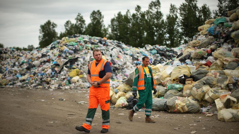 Fotografija: Komunalna podjetja še niso skladiščila toliko odpadne embalaže kot zdaj. FOTO: Jure Eržen/Delo