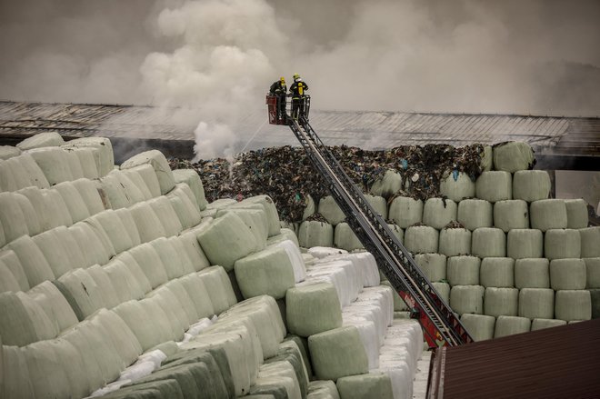 Toplo vreme prinaša tudi večjo verjetnost novih požarov odpadkov. FOTO: Voranc Vogel/Delo