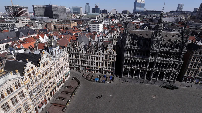 Fotografija: Znameniti bruseljski trg Grand Place povsem sameva. FOTO: Reuters