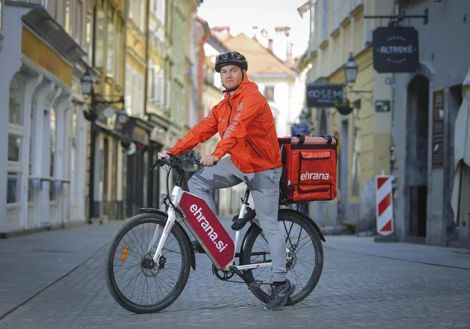 Hrana pride do naročnika s kolesom, motorjem ali avtom. Dostavljavci E-hrane so opremljeni z vsemi zaščitnimi sredstvi, ko pridejo do naročnika, zagotavljajo v podjetju.<br />
Foto Jože Suhadolnik