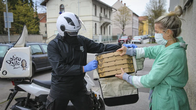 Fotografija: Osebe, ki dostavljajo hrano, se morajo dobro zavedati tveganja okužbe in izvajati vse preventivne ukrepe, poudarjajo na NIJZ. Fotografiji Jože Suhadolnik