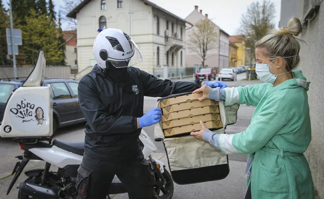 Osebe, ki dostavljajo hrano, se morajo dobro zavedati tveganja okužbe in izvajati vse preventivne ukrepe, poudarjajo na NIJZ. Fotografiji Jože Suhadolnik