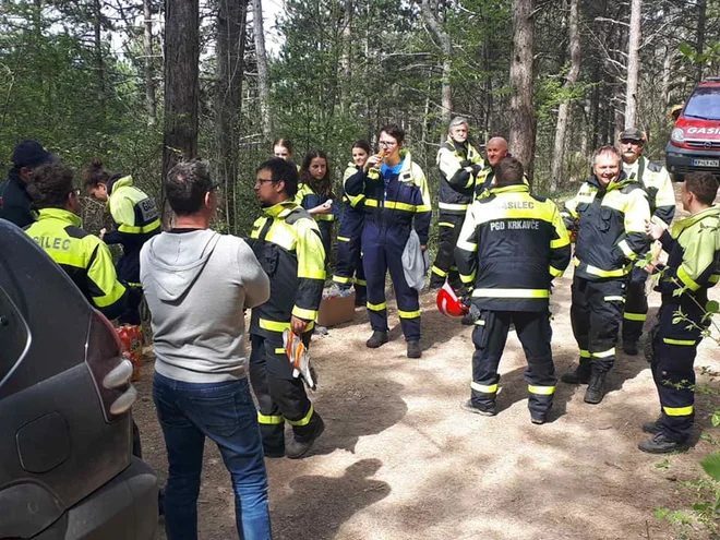 Gasilci imajo te dni veliko dela. Poleg ognja jih ogroža tudi virus, saj je med gašenjem težko držati predpisano razdaljo.<br />
FOTO:Mestna občina Koper