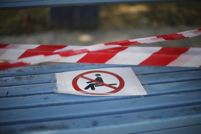 Prepoved sedenja na klopi  v Portorožu. FOTO: Jure Eržen/Delo