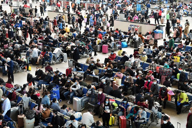 Da so Kitajci pripravljeni potovati, kažejo že posnetki z železniških postaj v provinci Hubei takoj po tistem, ko so sprostili potniški promet. FOTO: Reuters