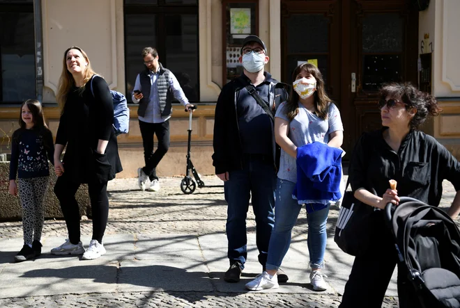 Z inštituta za javno zdravje Robert Koch so danes sporočili, da se epidemija v Nemčiji umirja, da pa še ne morejo reči, da je pod nadzorom. FOTO: Reuters