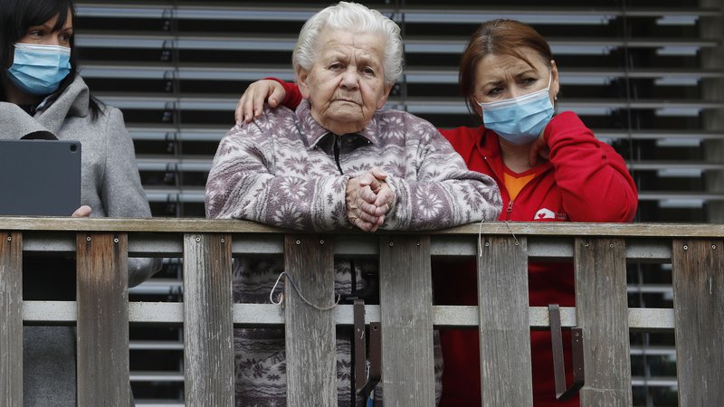 Fotografija: Od dobrih dveh milijonov Slovencev se jih je okužilo 1220, od teh 242 oskrbovancev domov za starejše. Foto Leon Vidic