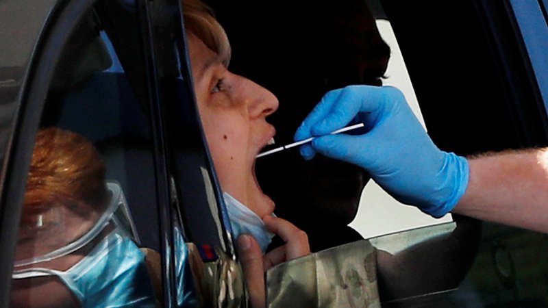 Fotografija: Na Otoku je test za koronavirus možno opravičiti za volanom svojega avtomobila. Foto: REUTERS/Peter Nicholls