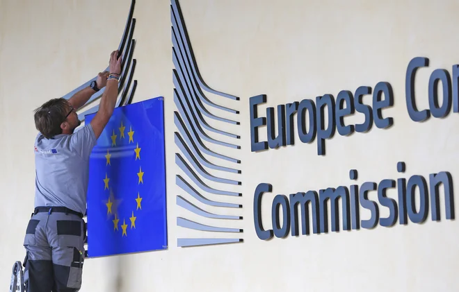 Tako neprimerna fiskalna politika kot neomogočanje perifernim državam, da bi pri zadolževanju izkoristile ekonomsko moč evroobmočja in članstvo v monetarni uniji povečuje nasprotovanje EU in vzpon protievropskih političnih strank, opozarja Dušan Mramor. Foto Reuters