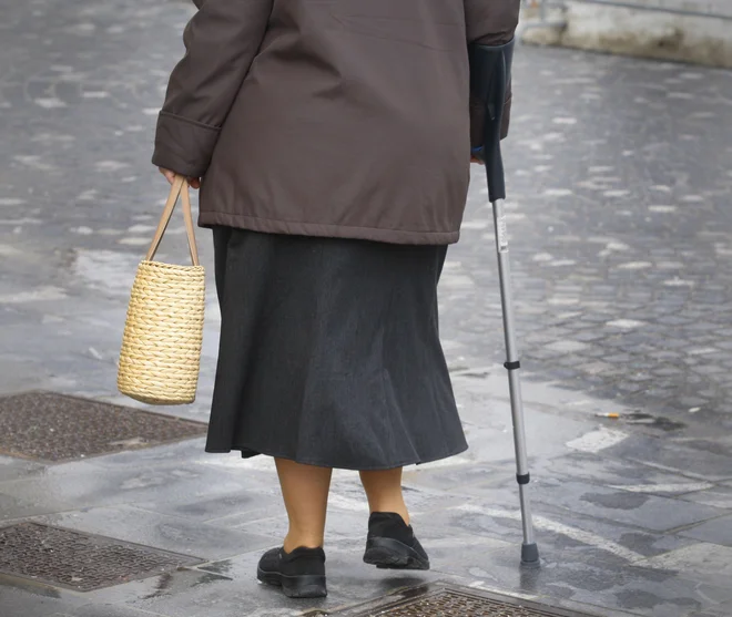 Ostati v domu ali oditi v bolnišnico, ko napade virus? FOTO: Blaž Samec/Delo 