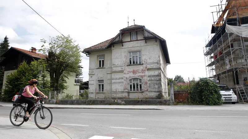 Fotografija: Vila Zlatica v Rožni dolini na obnovitvena dela čaka že več let. Foto Mavric Pivk