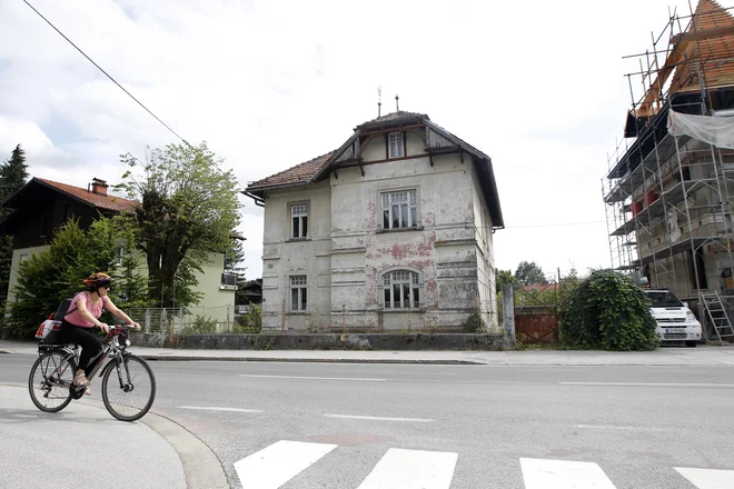 Vila Zlatica v Rožni dolini na obnovitvena dela čaka že več let. Foto Mavric Pivk