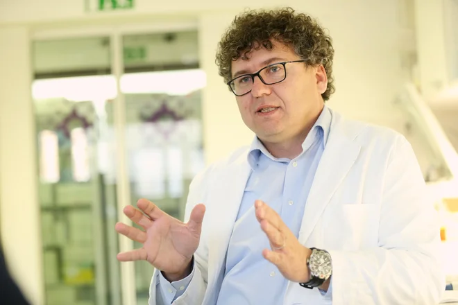 Predstojnik Inštituta za mikrobiologijo in imunologijo UKC Ljubljana dr. Miroslav Petrovec je ob izbruhu pandemije povedal, da je tudi njega presenetila bliskovitost širjenja koronavirusa. FOTO: Uroš Hočevar/Delo