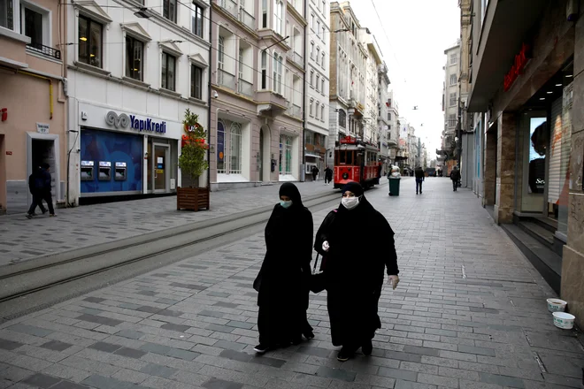 V Turčiji, ki še vedno ni uvedla karantene za preprečitev širjenja epidemije, po osmem aprilu opažajo več kot 4000 novih primerov okužbe na dan. FOTO: Umit Bektas/Reuters