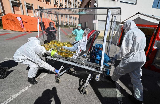 Število okuženih s novim koronavirusom se je v Evropi pozpelo na več kot milijon, staro celino pa je pandemija med vsemi deli sveta najhuje prizadela. FOTO: Pascal Guyot/AFP