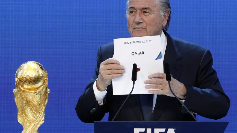 Fotografija: Zaradi korupcije odstavljeni predsednik Fifa Sepp Blatter je kislega obraza razkril gostitelja SP leta 2022. FOTO: Reuters