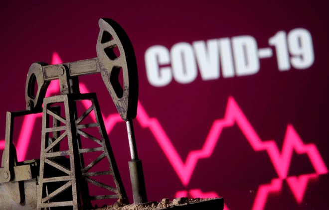 Koronavirus je povpraševanje po nafti znižal na rekordno nizke ravni, kljub temu naj bi naftni trg v drugi polovici leta začel postopoma okrevati. FOTO: Dado Ruvic/Reuters