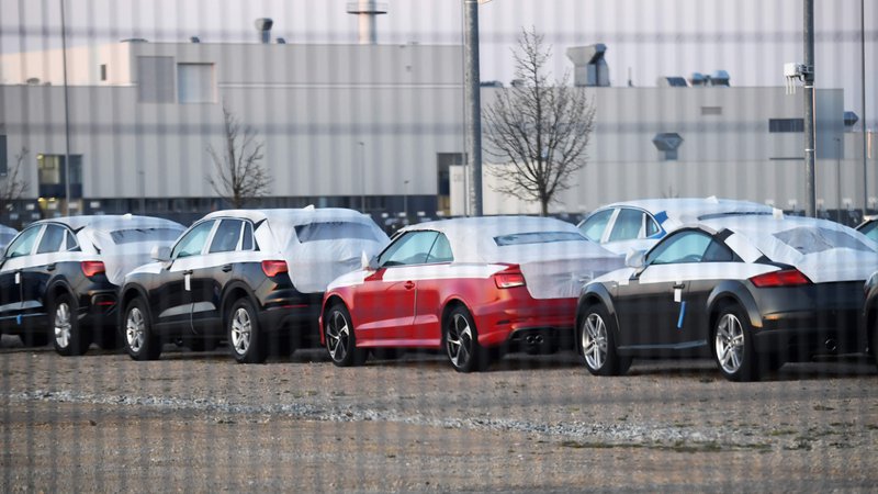 Fotografija: Parkirišče dokončanih avtomobilov pred Audijevo tovarno v Györu na Madžarskem, ki so jo včeraj znova zagnali. Tam sicer izdelujejo model A3, predvsem pa veliko količino motornih agregatov za različne modele. Foto AFP