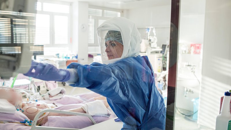 Fotografija: Medicinske sestre so tudi pri nas nepogrešljiv del zdravstvenih ekip v boju proti covidu-19. FOTO: Matej Povše/UKC Ljubljana