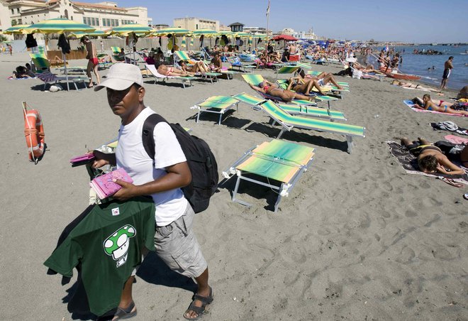 Italijanski turistični delavci si pred skorajšnjim začetkom poletne turistične sezone »razbijajo glave« z vprašanjem, kaj narediti, da bodo kljub protivirusnim ukrepom na plaže privabili kopalce in hkrati poskrbeli, da ne bodo izpostavljeni tveganju za morebitno okužbo. FOTO: Chris Helgren/Reuters