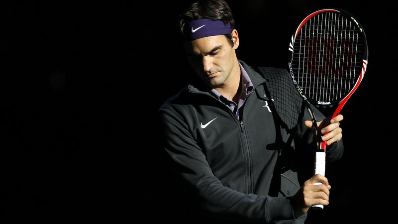 Fotografija: Roger Federer si čas krajša z odbijanjem žogice ob steno, tudi ob vrnitvi na igrišča bo tenis drugačen, kot ga je vajen. FOTO: Reuters