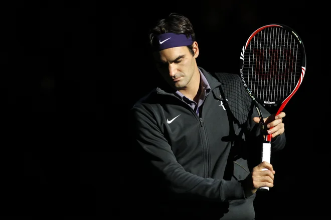 Roger Federer si čas krajša z odbijanjem žogice ob steno, tudi ob vrnitvi na igrišča bo tenis drugačen, kot ga je vajen. FOTO: Reuters