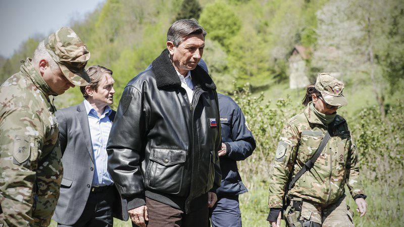 Fotografija: Andrej Kavšek, župan Črnomlja, in Borut Pahor, predsednik Republike Slovenije, sta se sprehodila ob Kolpi. FOTO: Uroš Hočevar/Delo