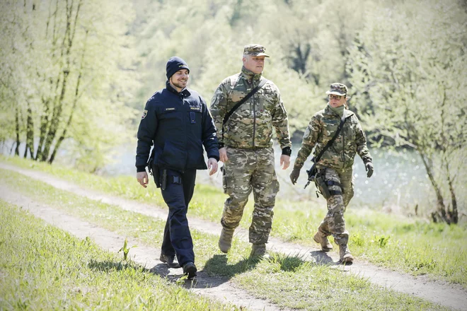 Vojska policiji že zdaj pomaga pri nadzoru meje. FOTO: Uroš Hočevar/Delo