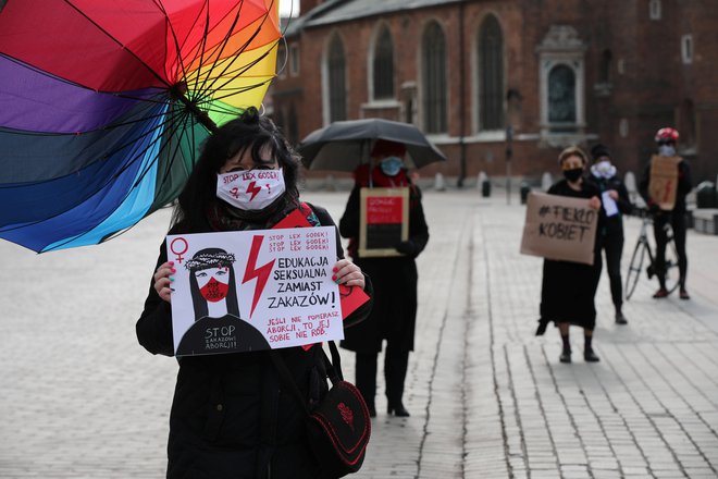 Poljski poslanci danes razpravljajo o dodatnih omejitvah možnosti opravljanja splava. Protestniki v poljskem Krakovu. FOTO: Gazeta Via Reuters