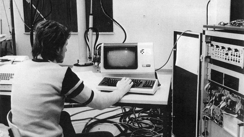 Fotografija: Razvoj tehnologije, ki je botrovala umetni inteligenci je bila strateškega značaja za nekdanjo državo (na sliki prvi industrijski robot v Sloveniji Goro-1; izdelan je bil leta 1979). FOTO: Fotoarhiv Inštitut Jožef Stefan