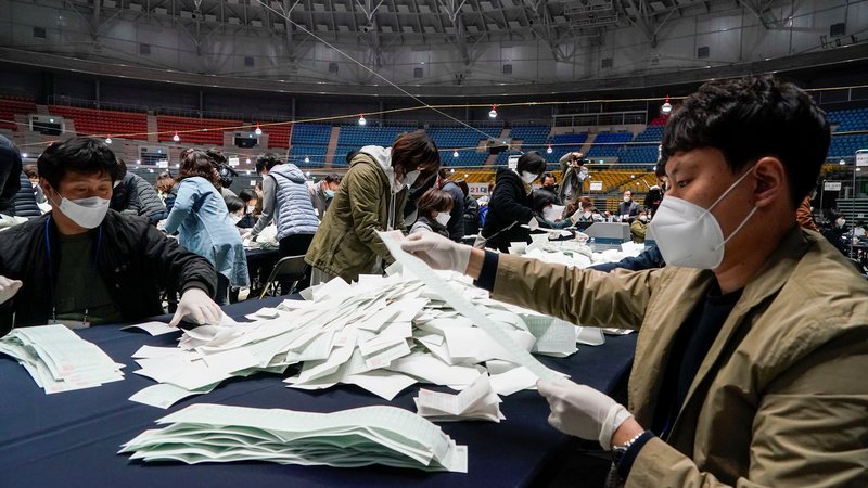 Fotografija: Preštevanje volilnih glasovnic v Seulu. FOTO: Kim Hong-ji/Reuters